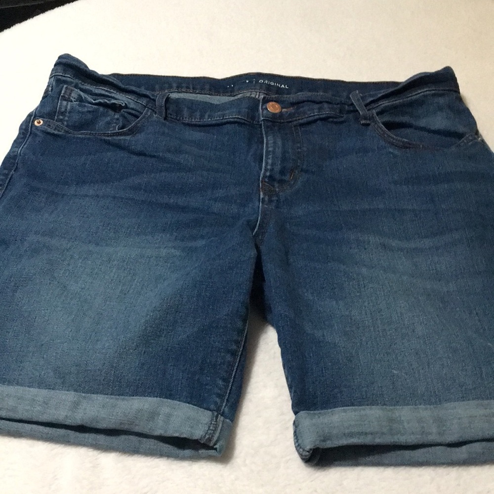 Old Navy woman’s almost knee length zip button front blue jean shorts size 14R